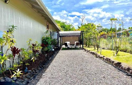 Keaau Apartment | Hale ‘Aina (Country Cottage)