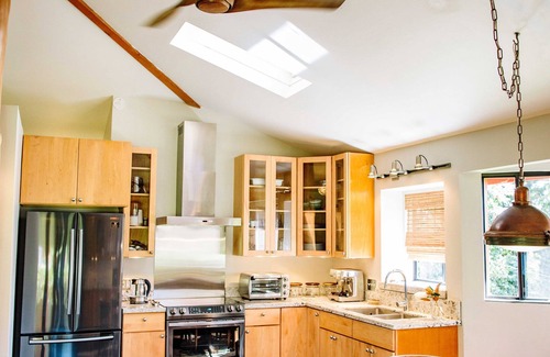 Pupukea House | Haleiwa Jungle Bungalow . Located above Waimea Bay/North Shore of Oahu