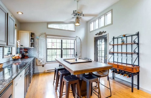 Sevierville House | Haleywood - Lakefront , Private 12 Acre Estate w/2 Cabins, Game Room,Pool!