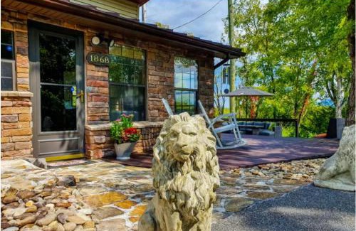 Sevierville House | Haleywood, Private 125 acres on Lake Douglas with 2 cabins, Seasonal Pool, Boat Dock, Free Ticket!
