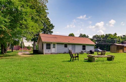 Clarksville House | half Mi to Fort Campbell State Line Retreat