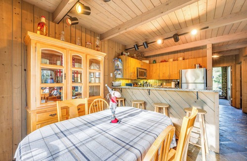 North Conway Apartment | Half Mile to Ski Slopes: Conway Condo w/Hot Tub!