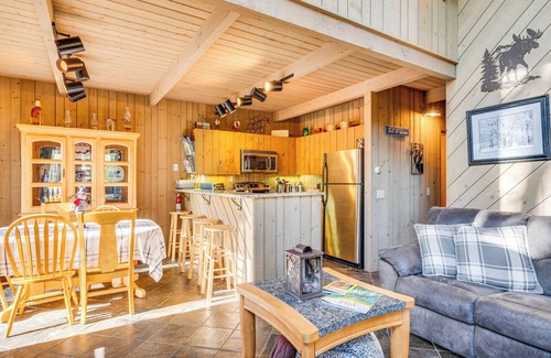 North Conway Apartment | Half Mile to Ski Slopes: Conway Condo w/Hot Tub!