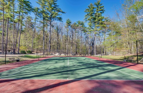 North Conway Apartment | Half Mile to Ski Slopes: Conway Condo w/Hot Tub!