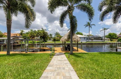 Yacht Club House | Half mile to the beach! Heated Pool & Spa, with Tiki on boat dock! - Villa Changes in Attitude