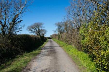 Saint Gennys Bed & Breakfast | Hallagather Farmhouse