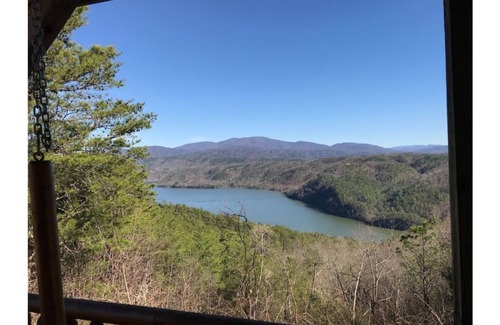 Mount Vernon Cabin | Hallmark Movie View! Hot tub - Amazing views!