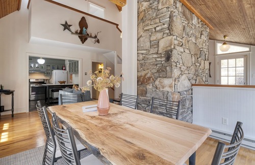 Mars Hill House | Hamersmith Hollow Retreat Estate | Private Pond, Large Yard | Main+Guest House