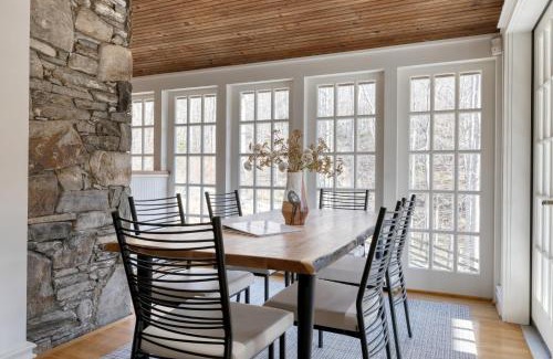 Mars Hill House | Hamersmith Hollow Retreat Estate by AvantStay Great Views