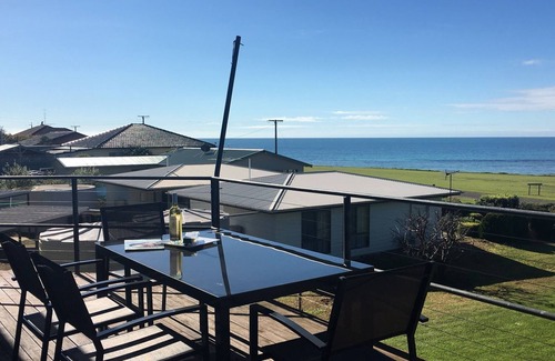 Emu Bay House | Hamilton | Emu Bay | beachfront getaway | accommodates 10 guests