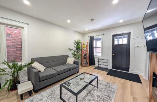 Hamilton House | Hamilton Ontario 2 BR Wi-Fi Workspaces Near Ottawa