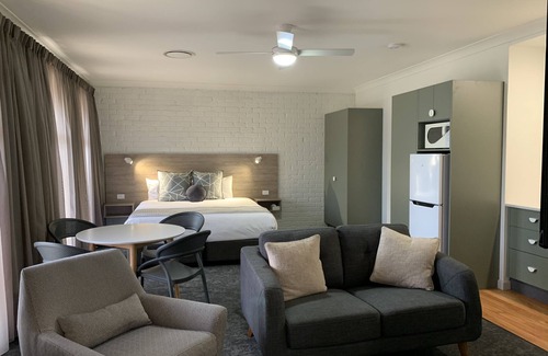 Parkes Hotel | Hamilton's Henry Parkes Motor Inn, Parkes
