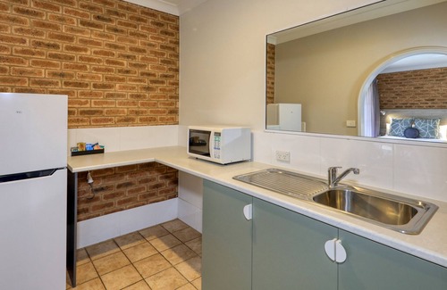 Parkes Hotel | Hamilton's Henry Parkes Motor Inn, Parkes