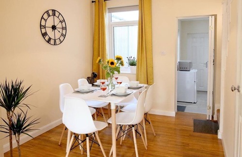 Norwich House | Hamlet’s Rest – Your Stylish Retreat in the Heart of Historic Norwich!
