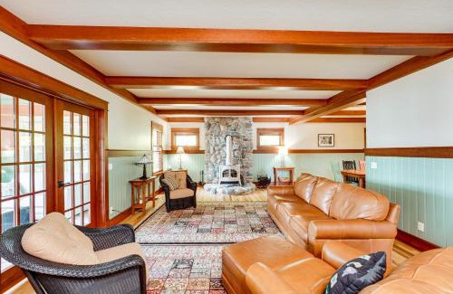 Free Soil House | Hamlin Lake Retreat Spacious Stay for Groups!