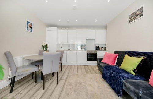 Hammersmith Broadway Apartment | Hammersmith Flat 2 Bedrooms LGF