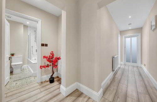 Hammersmith Broadway Apartment | Hammersmith Flat 2 Bedrooms LGF