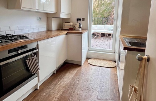 Gospel Oak Apartment | Hampstead Rooftop Loft with Deck