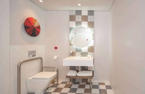 Sandown Hotel | Hampton By Hilton Sandton Grayston