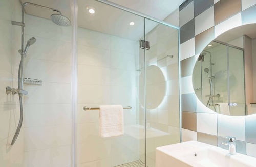 Sandown Hotel | Hampton By Hilton Sandton Grayston