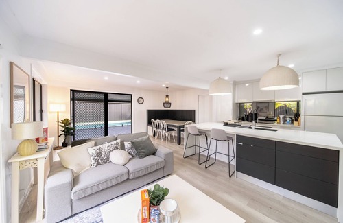 Pimpama House | Hampton Holiday Home with Pool, BBQ & 10 min drive to Theme Parks!