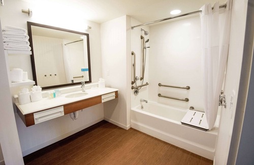 Manchester Hotel | Hampton Inn and Suites Manchester