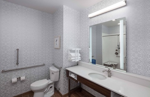 Ashwaubenon Hotel | Hampton Inn by Hilton Green Bay Stadium