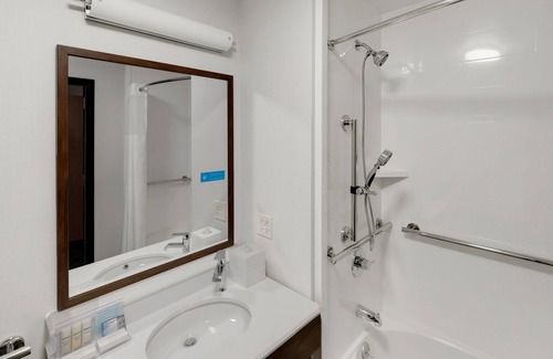 The Loop Hotel | Hampton Inn Majestic Chicago Theatre District