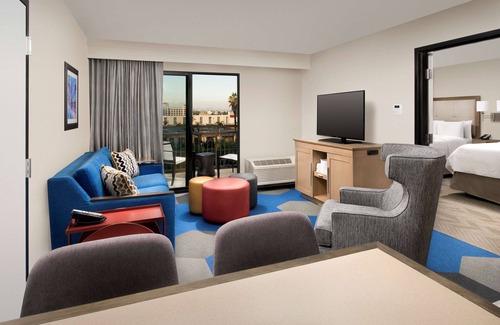 Anaheim Resort Hotel | Hampton Inn & Suites Anaheim Garden Grove