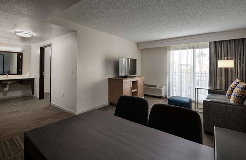 Anaheim Resort Hotel | Hampton Inn & Suites Anaheim Garden Grove
