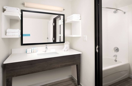 Anaheim Resort Hotel | Hampton Inn & Suites Anaheim Garden Grove