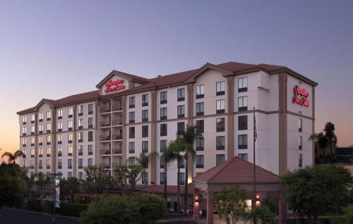 Anaheim Resort Hotel | Hampton Inn & Suites Anaheim Garden Grove