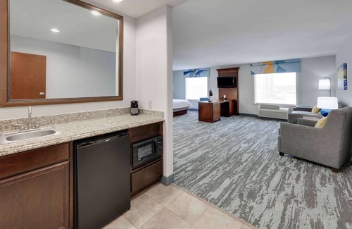 Southeast Arlington Hotel | Hampton Inn & Suites Dallas-Arlington-South