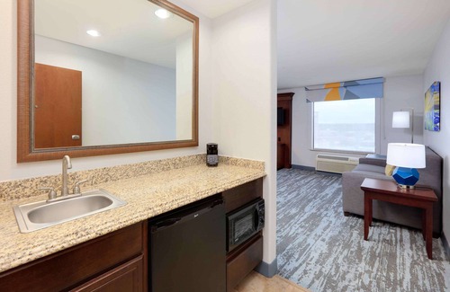 Southeast Arlington Hotel | Hampton Inn & Suites Dallas-Arlington-South