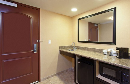 Herndon Hotel | Hampton Inn & Suites Fresno-Northwest