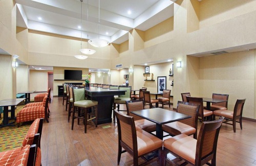 Herndon Hotel | Hampton Inn & Suites Fresno - Northwest