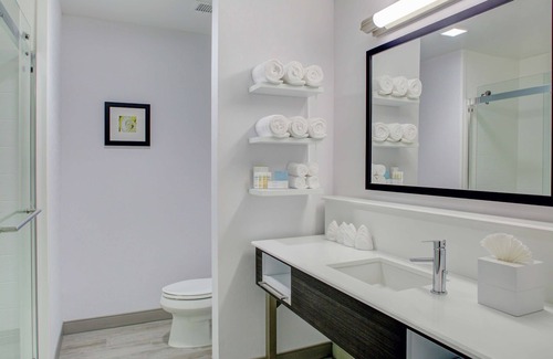 Airport Area Hotel | Hampton Inn & Suites Irvine-Orange County Airport