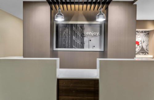 Hollywood Hotel | Hampton Inn & Suites Los Angeles/Hollywood, CA