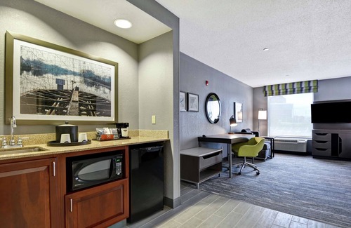 Harrison Hotel | Hampton Inn & Suites Newark-Harrison-Riverwalk