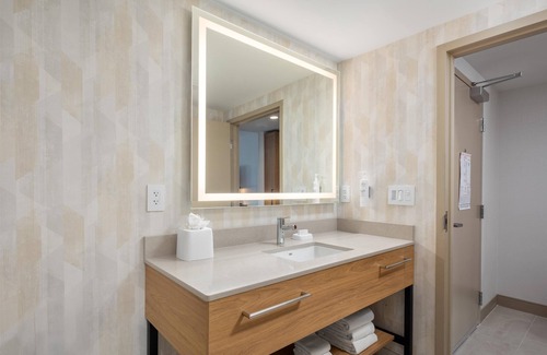 Midway District Hotel | Hampton Inn & Suites San Diego Seaworld
