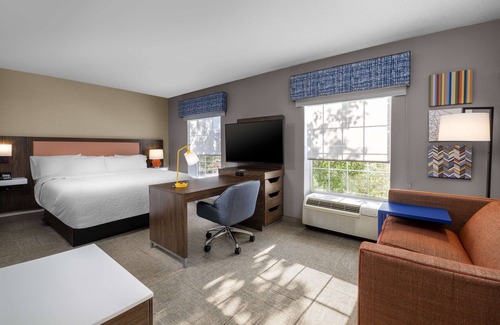 State College Hotel | Hampton Inn & Suites State College at Williamsburg Square