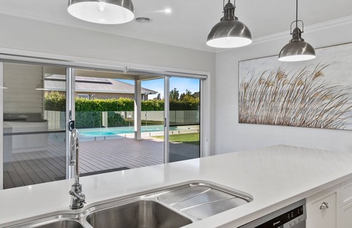 Yarrawonga House | Hampton Retreat walk to the Sebel and Lake Mulwa. huge lockable shed to house boats/vehicles.