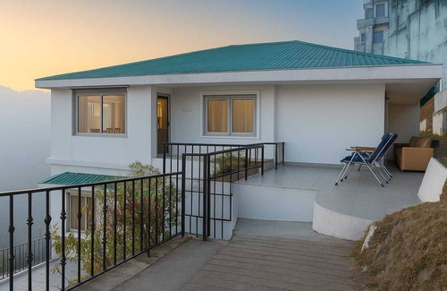 The Mall Road Villa | Hampton Villa Retreat
