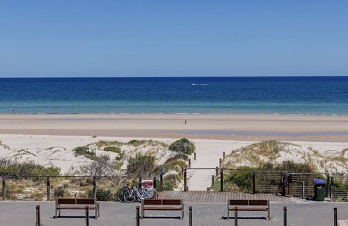 Henley Beach South House | HAMPTONS BEACHFRONT 🙌VIEWS ✅FREE WIFI ✅ NETFLIX ✅ KID FRIENDLY ✅ LG GROUPS ✅