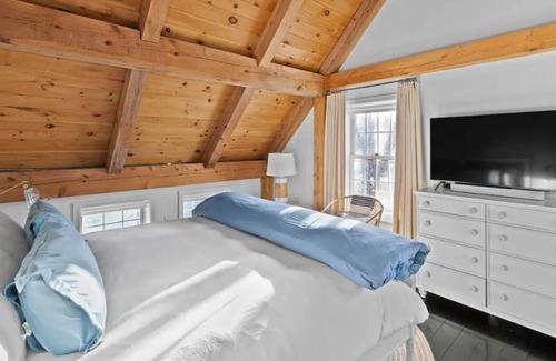 Sag Harbor Cottage | Hamptons Designer Cottage w Pool by Wölffer Estate