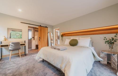 Prebbleton House | Hamptons Retreat - 1BR with Hot Tub and Fireplace