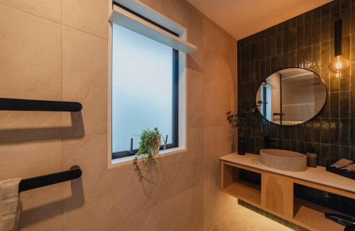 Prebbleton House | Hamptons Retreat - 1BR with Hot Tub and Fireplace