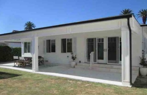 Mid City Cottage | Hancock Park adj charming 1-bedroom cottage with A/C in fabulous Los Angeles.