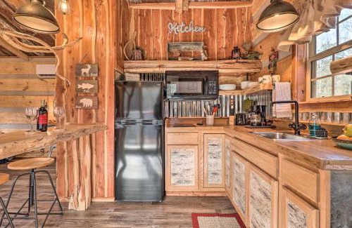 Cosby Apartment | Hand-Crafted Creekside Treehouse with Grill!