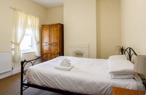 Newport Apartment | Handpost View